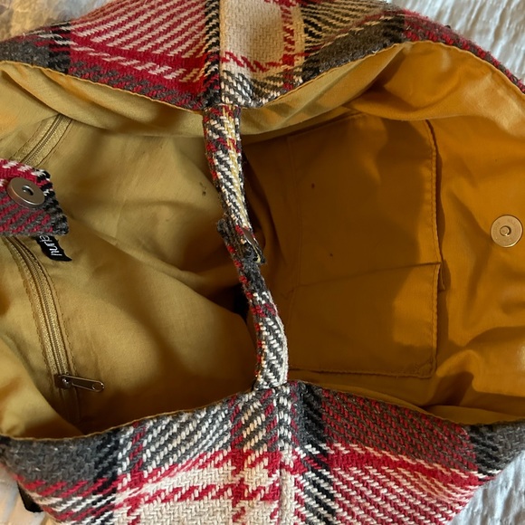 Hurley plaid bag gold toned lining. Front button down pocket. Roomy - Picture 6 of 7